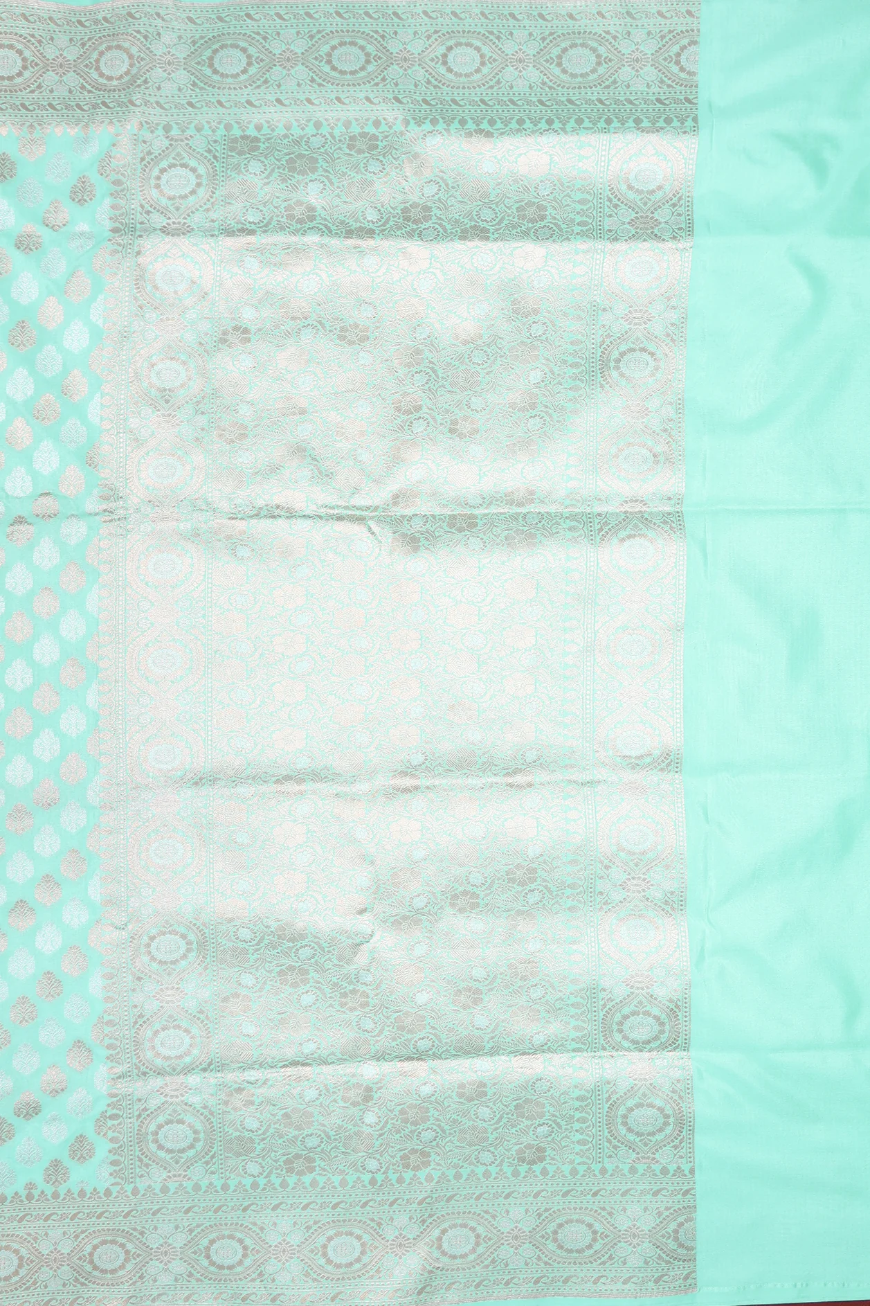 Banarasi Silk Saree In Green With Floral Buttas - Image 4