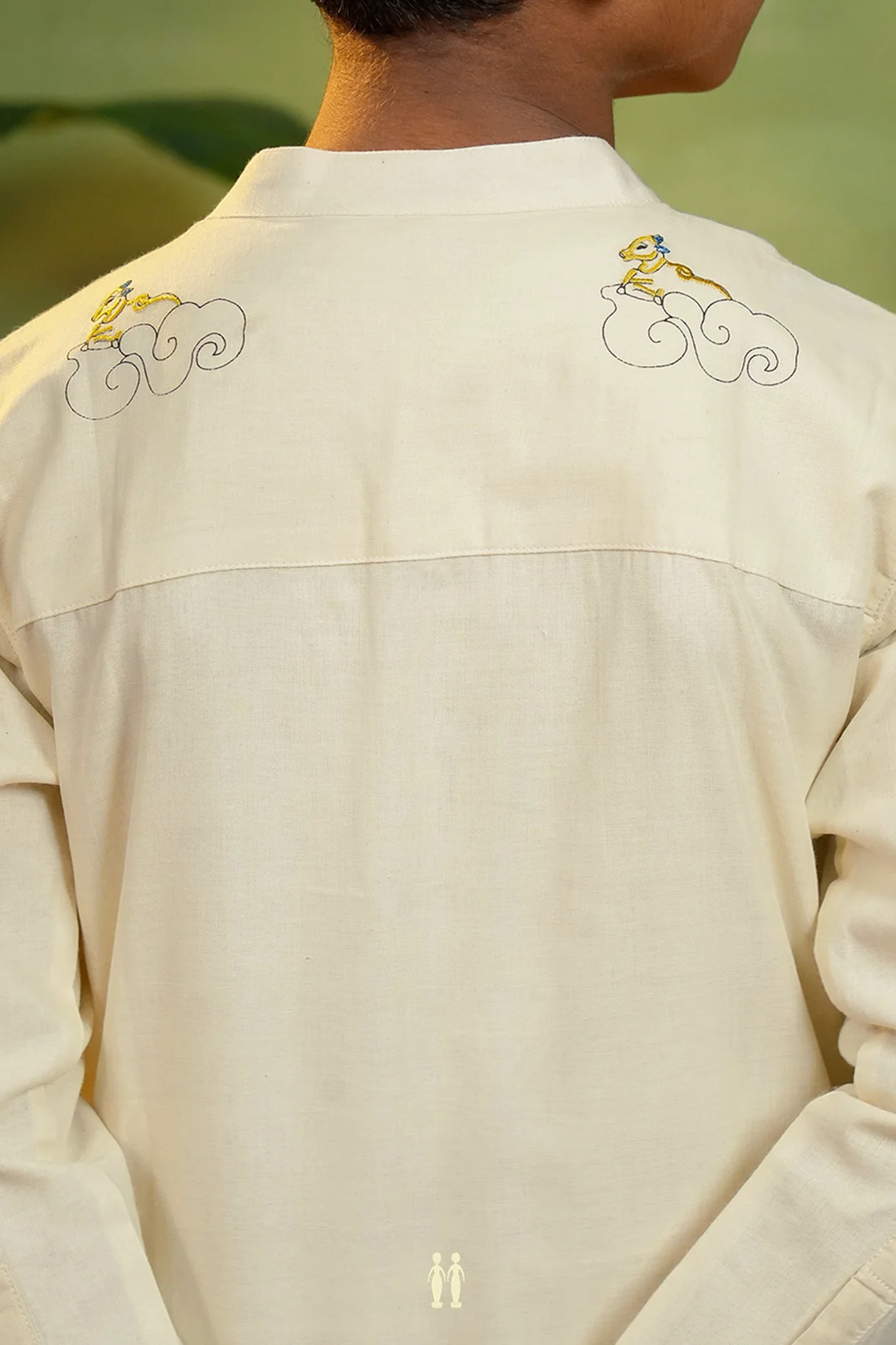 Chinese Collar Embroidered Design White Kasvu Short Kurta - Image 3