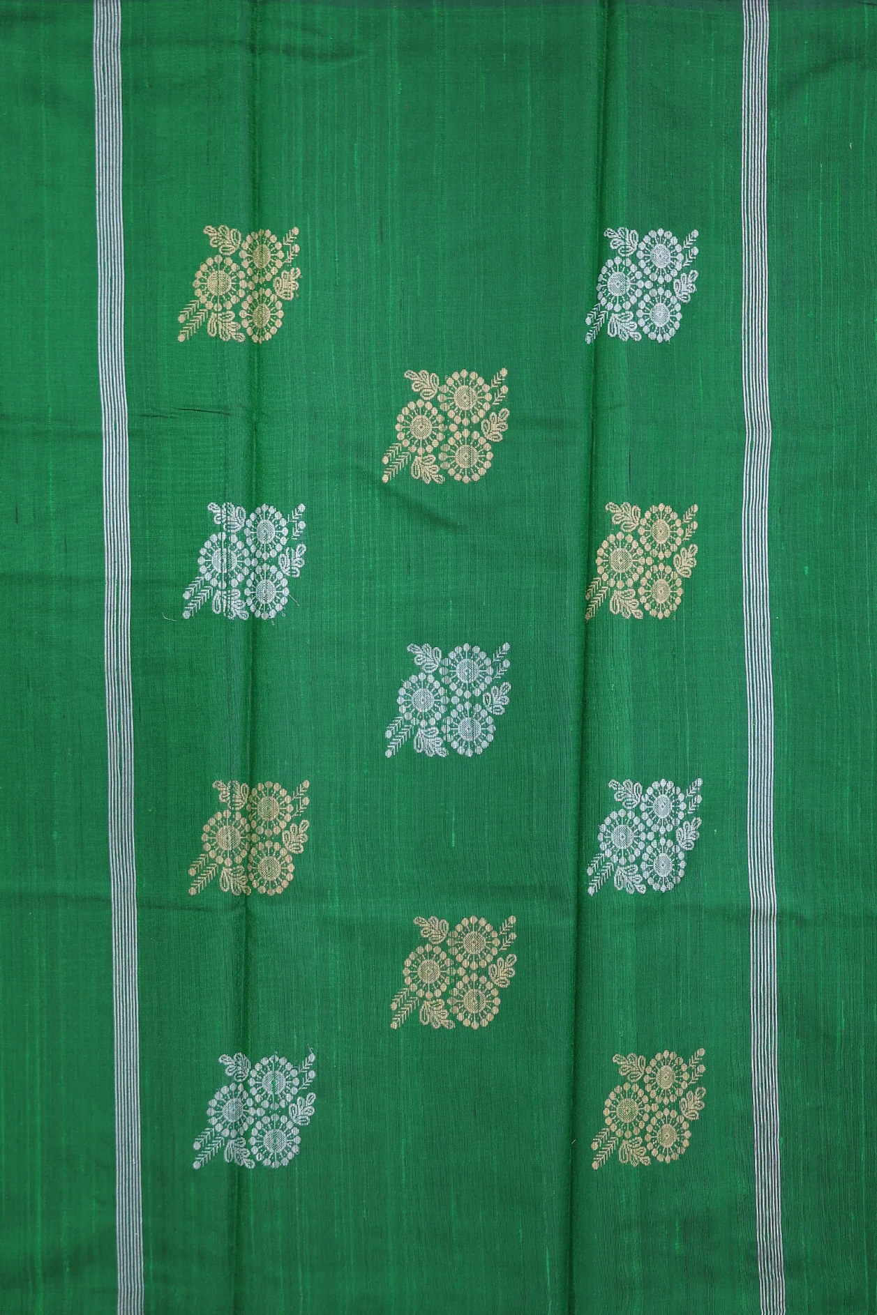 Jute Saree In Green With Zari Buttas - Image 4