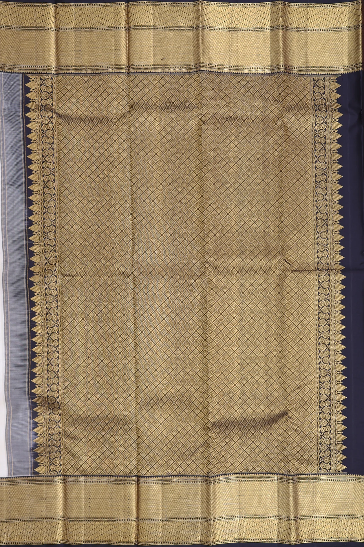 Kanchipuram Silk Saree In White With Floral Buttas - Image 4