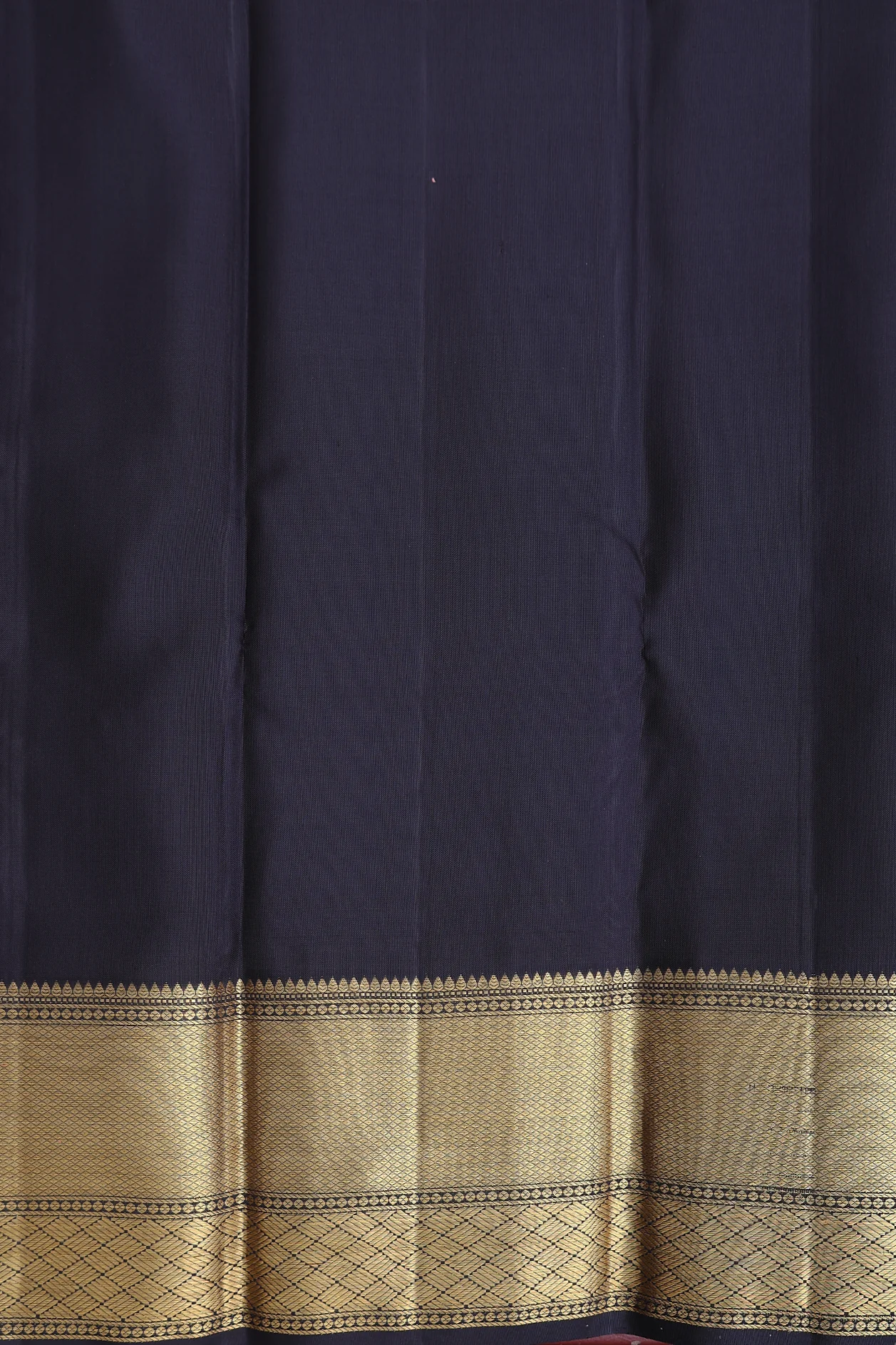 Kanchipuram Silk Saree In White With Floral Buttas - Image 5