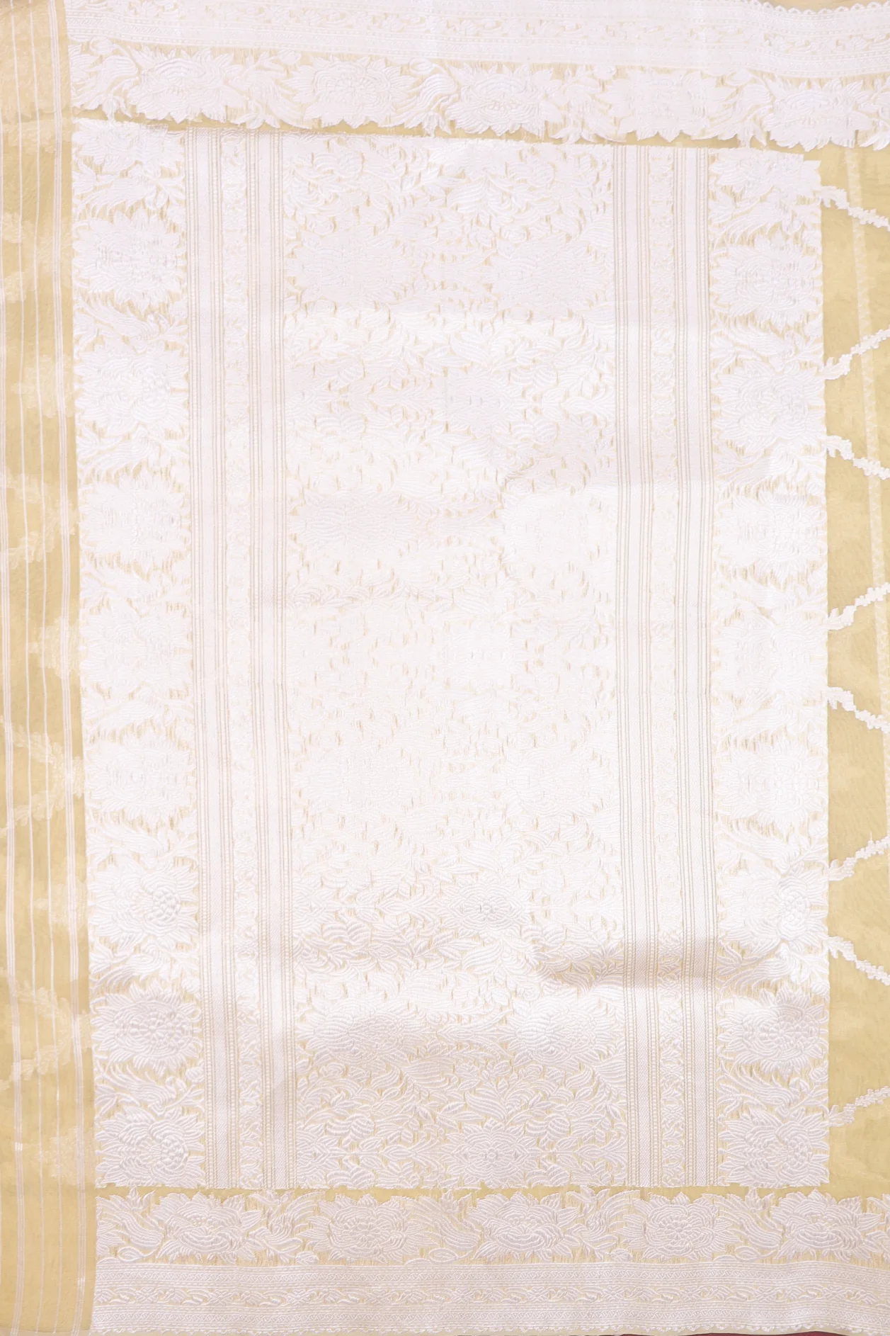 Kora Banarasi Silk Saree In Yellow With Diamond Design - Image 4