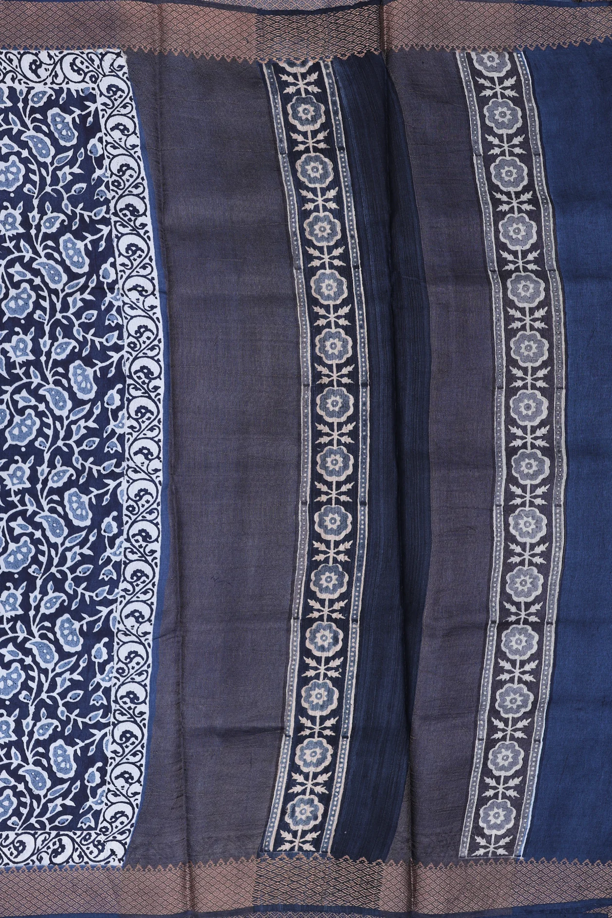 Tussar Silk Saree In Charcoal Grey With Printed Design - Image 4